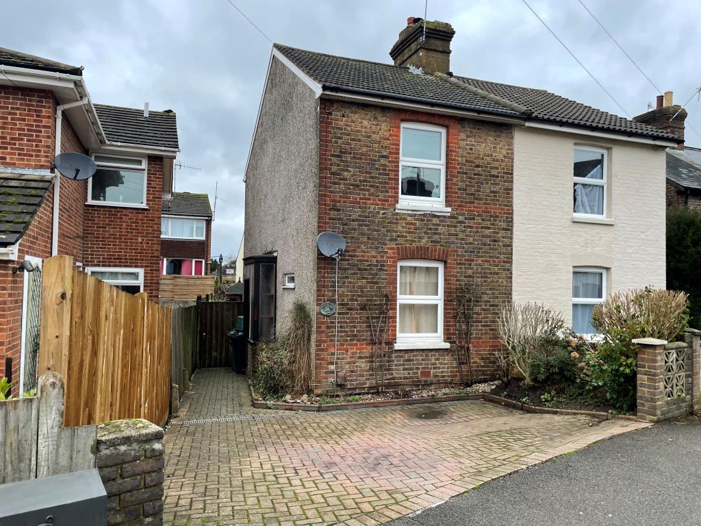Lot: 150 - SEMI-DETACHED HOUSE FOR REFURBISHMENT AND REPAIR - Red brick semi-detached house